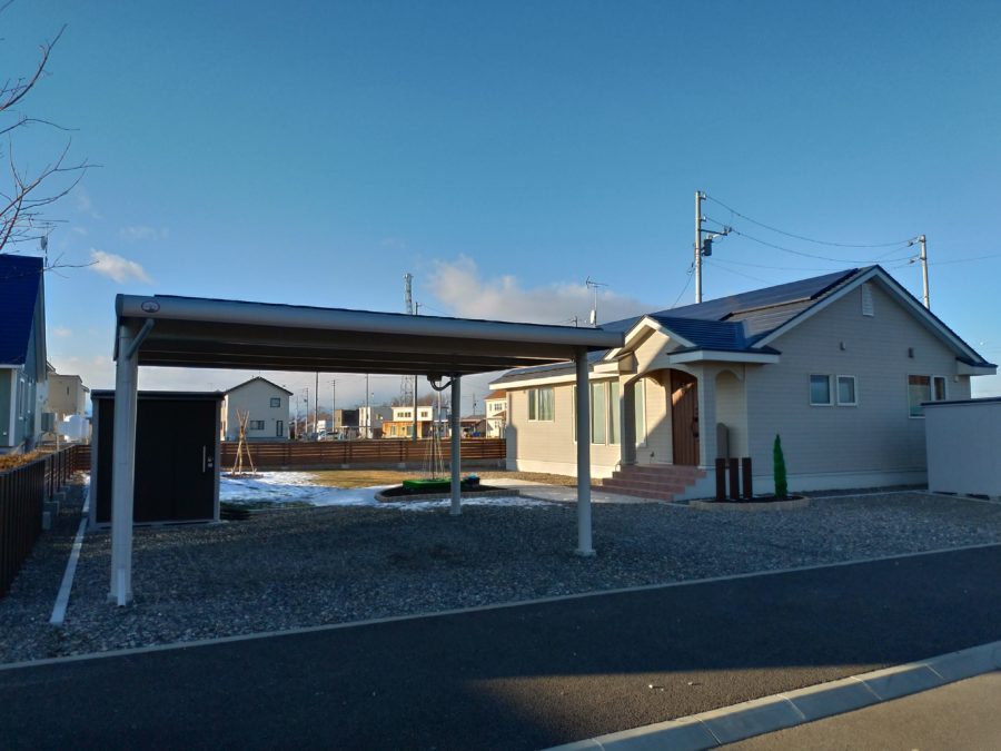 住宅屋根とカーポートへのw設置で発電量アップ 北海道中札内村h様邸 施工事例 道東電機